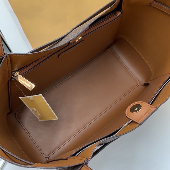 MICHAEL KORS 
Reed Large Belted Logo Tote Bag Brown Signature color - Picture 13 of 15